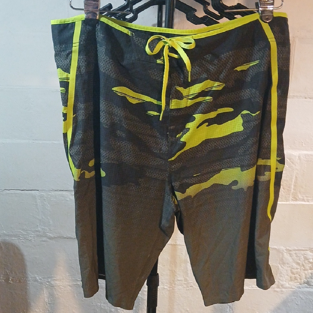 Oakley Men's Camouflage Board Shorts - Black and Yellow